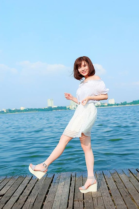 Nữ cổ động viên MU đẹp tinh khôi trên cầu Nhật Tân - 4 M.C