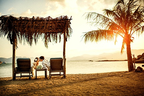 Bộ ảnh cưới: Hãy điểm qua bộ ảnh cưới của chúng tôi để được chiêm ngưỡng những khoảnh khắc đẹp nhất của đôi uyên ương. Từ ánh nắng vàng óng của bãi biển cho đến những khung cảnh đậm chất phương Tây, chúng tôi sẽ đem đến cho bạn những hình ảnh đầy cảm xúc và đầy yêu thương.