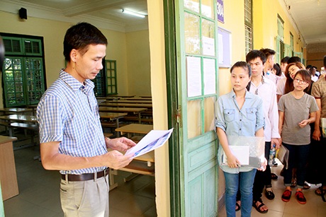 7h15, các thí sinh được điểm danh vào phòng