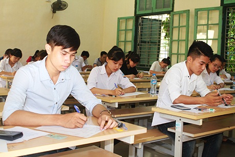 Thí sinh bắt đầu làm bài thi môn Toán