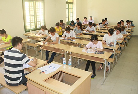 Thí sinh bắt đầu làm bài thi môn Toán