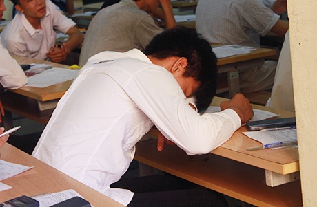 Một số thí sinh mệt mỏi vì phải dậy sớm và thời tiết nắng nóng, ngủ gục xuống bàn đợi đến giờ thi