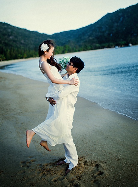 Bộ ảnh với những bối cảnh lãng mạn tô thêm phần nào chuyện tình ngọt ngào ấy.