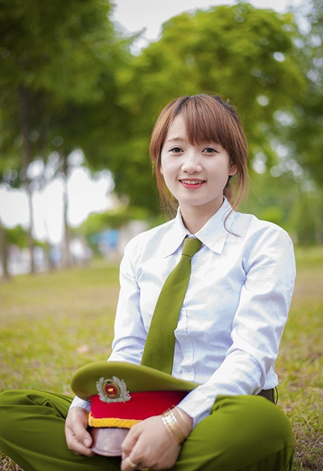 Nữ bí thư 9X xinh đẹp với ước mơ làm công an - 7 Huyền Trang rất vui vì bộ ảnh nhận được sự quan tâm của mọi người