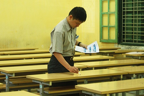 7h, giám thị phòng thi bắt đầu đánh số báo danh