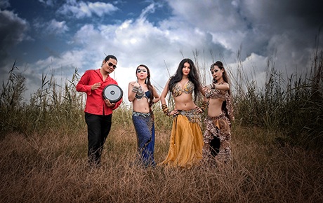 Ngỡ ngàng vũ khúc bellydance tuyệt đẹp giữa cánh đồng lau - 1 3 nữ vũ công bellydance và nghệ sĩ Trần Xuân Hòa biểu diễn trên cánh đồng lau Hà Nội