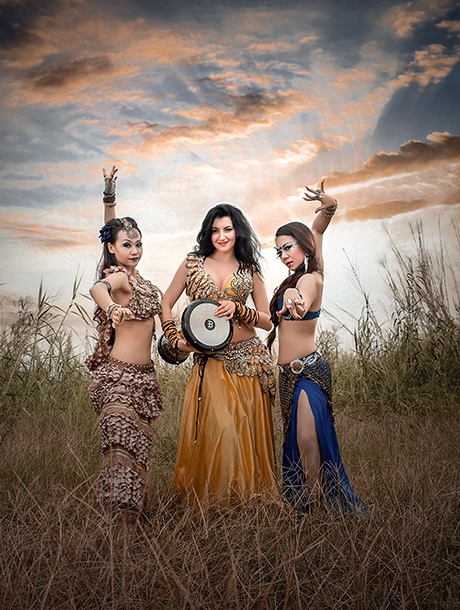 Ngỡ ngàng vũ khúc bellydance tuyệt đẹp giữa cánh đồng lau - 5 Nghệ sĩ Trần Xuân Hòa thổi lửa cho điệu vũ mê hoặc của 3 nữ vũ công