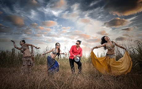 Ngỡ ngàng vũ khúc bellydance tuyệt đẹp giữa cánh đồng lau - 7 Mai Châm