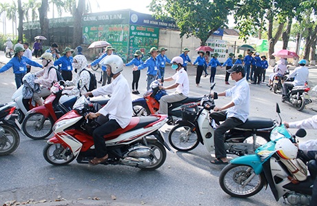 SVTN ĐH Kinh tế quốc dân đón tiếp thí sinh tại bàn tư vấn bên ngoài điểm thi