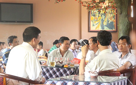 Phụ huynh trò chuyện rôm rả về con cái, kỳ thi...