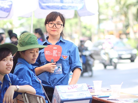 Thoa cùng các bạn trong đội SVTN tiếp sức mùa thi (Ảnh: Hồng Minh)