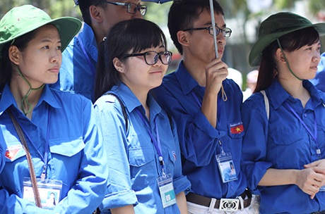 Thoa cùng các bạn trong đội SVTN tiếp sức mùa thi (Ảnh: Hồng Minh)