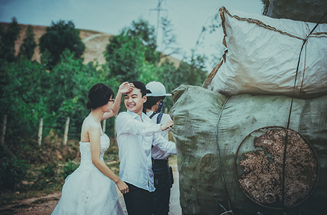 Ảnh cô dâu chú rể giúp đẩy xe đồng nát gây sốt trên mạng - 5 Cô dâu luôn ở bên quan tâm chú rể