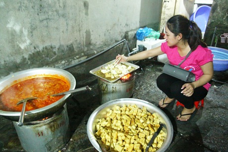 Thức trắng đêm thổi cơm miễn phí cho sĩ tử