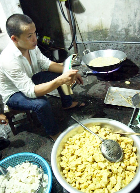 Thức trắng đêm thổi cơm miễn phí cho sĩ tử