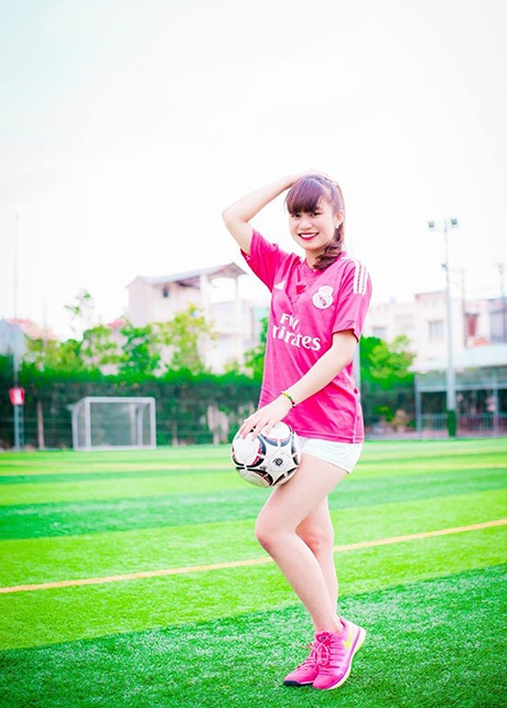 Nữ sinh Hải Dương đáng yêu trong trang phục quần đùi áo số - 10 M.C