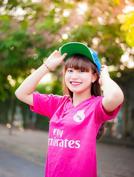 Nữ sinh Hải Dương đáng yêu trong trang phục quần đùi áo số - 11 M.C