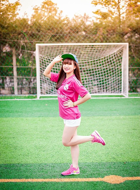 Nữ sinh Hải Dương đáng yêu trong trang phục quần đùi áo số - 12 M.C