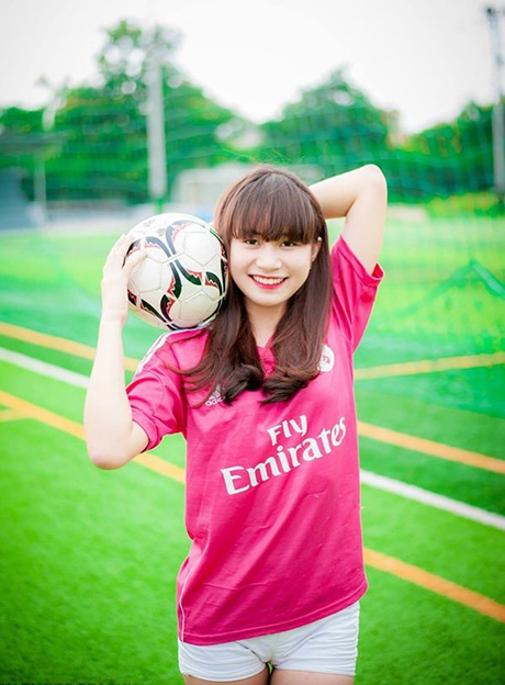 Nữ sinh Hải Dương đáng yêu trong trang phục quần đùi áo số - 3 Em học rất khá và đang quyết tâm thực hiện ước mơ du học.