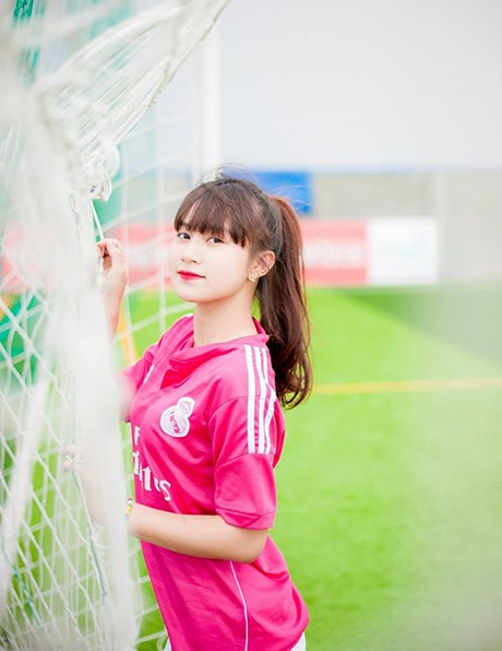 Nữ sinh Hải Dương đáng yêu trong trang phục quần đùi áo số - 8 Minh Phương rất vui vì bộ ảnh của em được nhiều người yêu mến