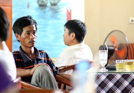 Nắng nóng kỷ lục mùa thi: Phụ huynh đổ xô vào cà phê máy lạnh chờ con - 2 Khuôn mặt bơ phờ, mệt mỏi của một phụ huynh sau hai ngày theo con đi thi