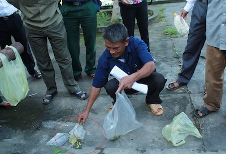 Cán bộ xã thu gom rắn.