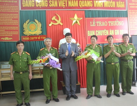 Ông Lê Xuân Đại (mặc áo comple) - Phó Chủ tịch UBDn tỉnh Nghệ An thưởng ban chuyên án.
