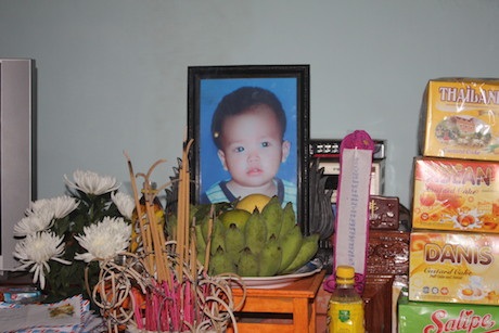 Bé Hà Thiện Nhân bị u võng mạc mắt, cả con mắt bên trái của bé bị khối u xâm chiếm.