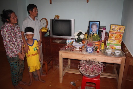 Gia đình đau buồn trước sự ra đi của bé Thiện Nhân.