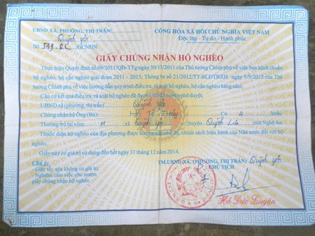 Giấy hộ nghèo, đơn xác nhận gia đình chị Hiền khó khăn của UBND xã chứng nhận.