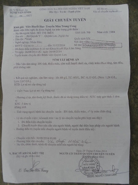 Giấy chuyển tuyến, nhưng chị Hiền đành về nhà nằm vì thiếu tiền.