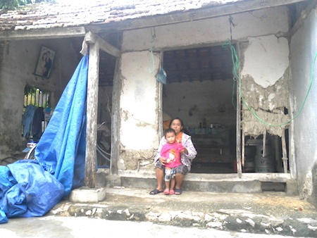Hai mẹ con chị Hiền trước căn nhà tồi tàn.