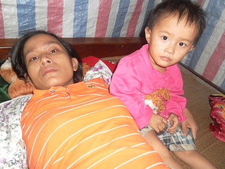 Giấy chuyển tuyến, nhưng chị Hiền đành về nhà nằm vì thiếu tiền.