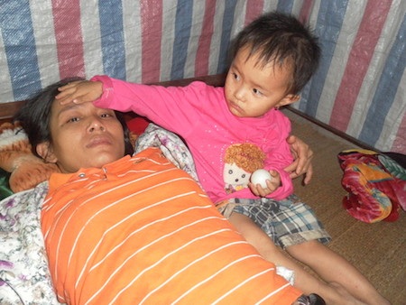 Đứa con sờ trên trán mẹ và bảo: Mẹ ơi! Mẹ có đau lắm không?