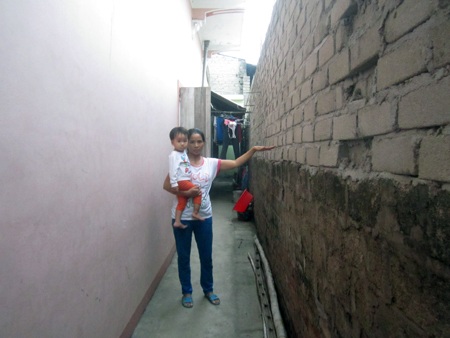 Xưởng luyện phôi thép chỉ cách tường nhà dân chưa đầy nửa mét.