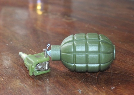 Quả mìn nhựa phát nổ khiến hai em bị thương nặng.