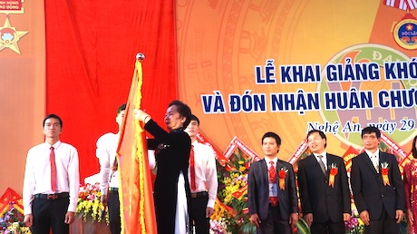 Phó Chủ tịch nước Nguyễn Thị Doan đánh trống khai giảng năm học mới cho khóa 55 Trường ĐH Vinh