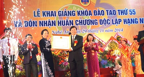 ĐH Vinh kỷ niệm 55 năm ngày thành lập - 4 Phó Chủ tịch nước Nguyễn Thị Doan đánh trống khai giảng năm học mới cho khóa 55 Trường ĐH Vinh