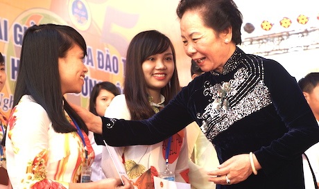 ĐH Vinh kỷ niệm 55 năm ngày thành lập - 5 Phó Chủ tịch nước Nguyễn Thị Doan trao học bổng tới các sinh viên Trường ĐH Vinh