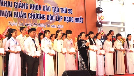 Phó Chủ tịch nước Nguyễn Thị Doan trao học bổng tới các sinh viên Trường ĐH Vinh