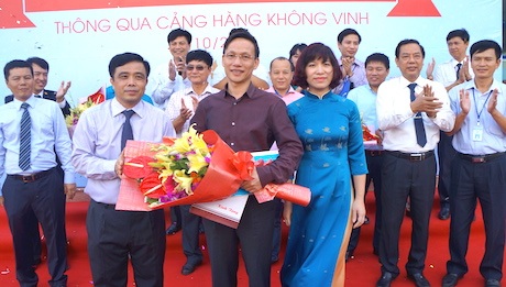 Cảng hàng không Vinh đón vị khách thứ một triệu năm 2014 - 1 Cảng hàng không Vinh đón vị khách thứ một triệu năm 2014