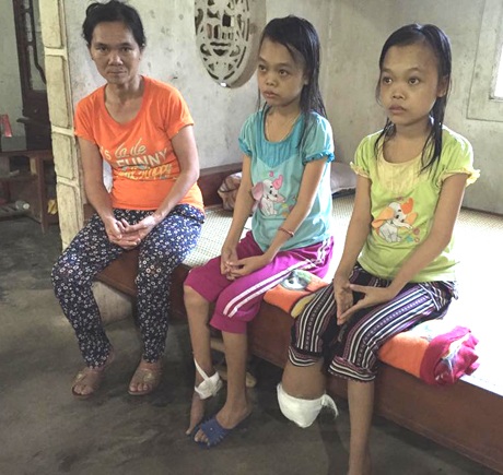 Hằng ngày chị Hưng bế con lên xe lăn để dạo chơi cho khuây khỏa tâm hồn.