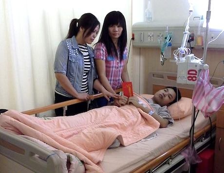 Mẹ nghèo đau đáu ngóng con mắc bệnh nặng nơi xứ người - 8 Bạn bè đến thăm và chăm sóc Tài tại Đài Loan.