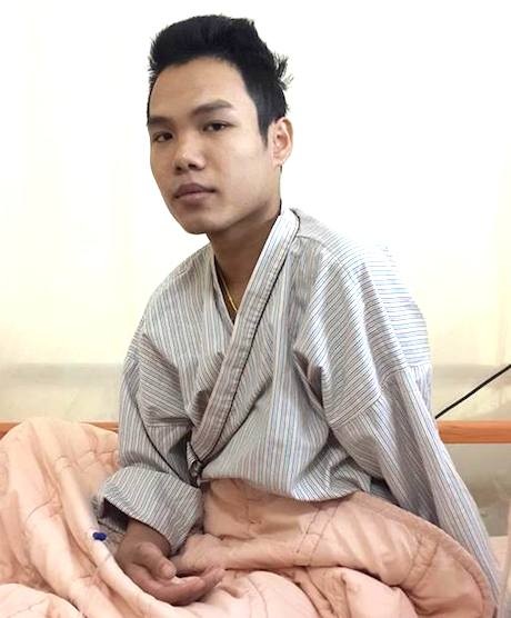 Mẹ nghèo đau đáu ngóng con mắc bệnh nặng nơi xứ người - 2 Mẹ và bố Tài ở quê luôn hướng về con, khi chị lật những lá thư con viết tay gửi về cho gia đình.