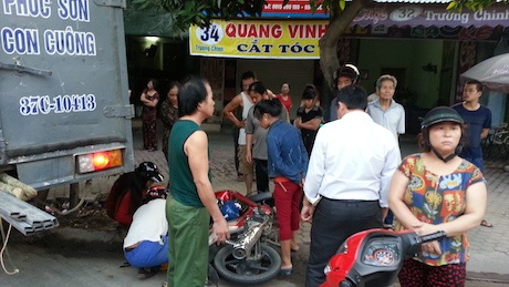 Tai nạn liên hoàn, 3 người nhập viện trong tình trạng nguy kịch - 1 Chiếc xe máy bị xe tải con đâm và đẩy vào lề đường.
