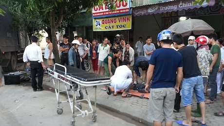 Tai nạn liên hoàn, 3 người nhập viện trong tình trạng nguy kịch - 4 Đưa các nạn nhân đi cấp cứu.