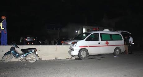 Chiếc xe cứu thương gặp nạn trong đêm trên quốc lộ 1A (Ảnh: Thanh Yên).