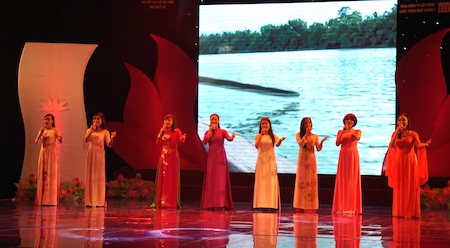 Ấn tượng đêm nghệ thuật “Ân tình xứ Nghệ” ở Thủ đô - 10 Bà Nguyễn Lương Hồng - Chủ tịch Hội Chữ thập đỏ Nghệ An phát biểu tại buổi lễ.