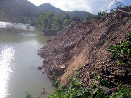  Và những điểm sạt lở nghiêm trọng đang xảy ra kể từ ngày dòng thủy điện Nậm Nơn tích nước...