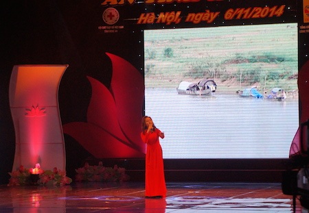 Ấn tượng đêm nghệ thuật “Ân tình xứ Nghệ” ở Thủ đô - 6 Bà Nguyễn Lương Hồng - Chủ tịch Hội Chữ thập đỏ Nghệ An phát biểu tại buổi lễ.